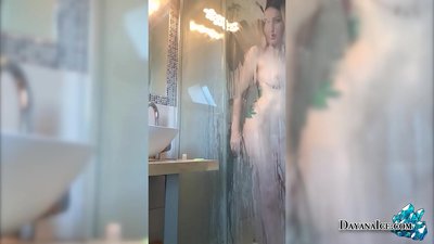 Bayi karo Bokong Juicy Masturbasi ing Padusan