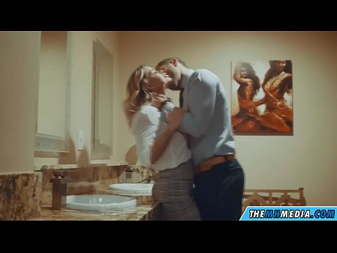 ❤️ Nalika pirang semok seduces sampeyan ing toilet umum ❤ Super jinis ing pornojv.dreamypassionjourney.ru ❌️